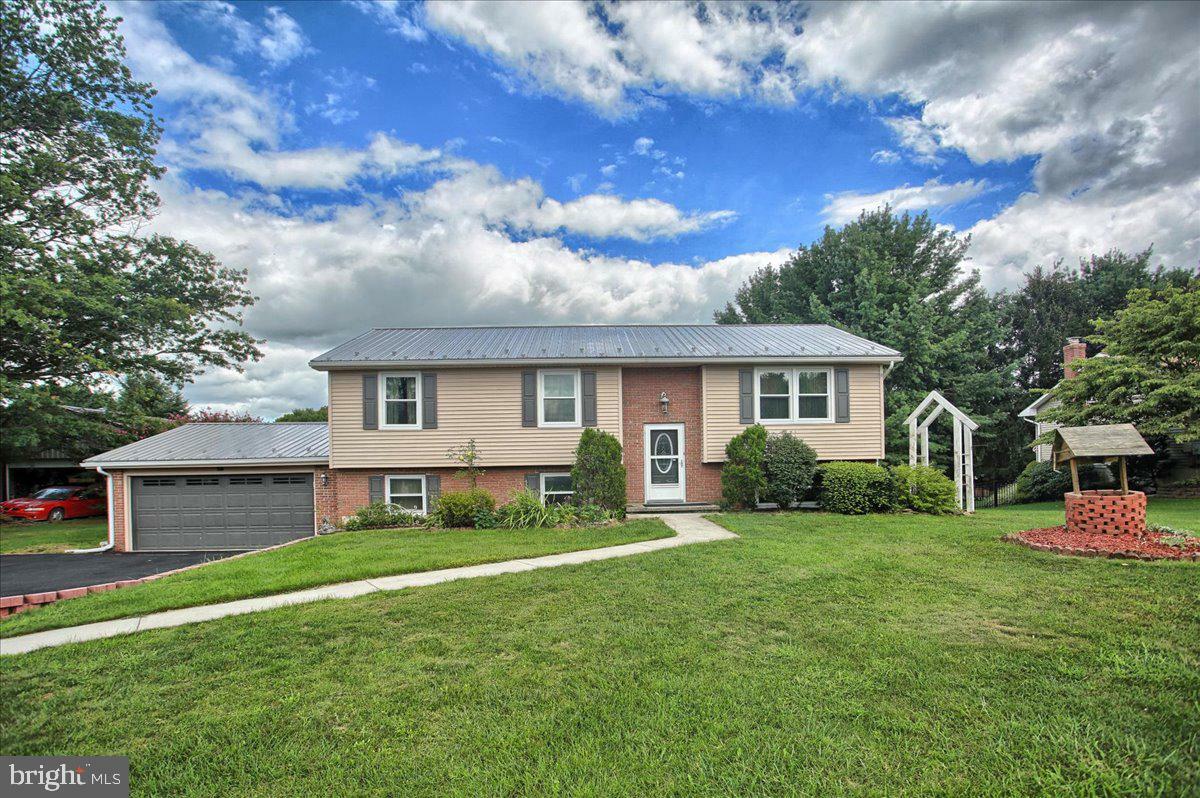 Property Photo:  28 Kingston Drive  PA 17078 