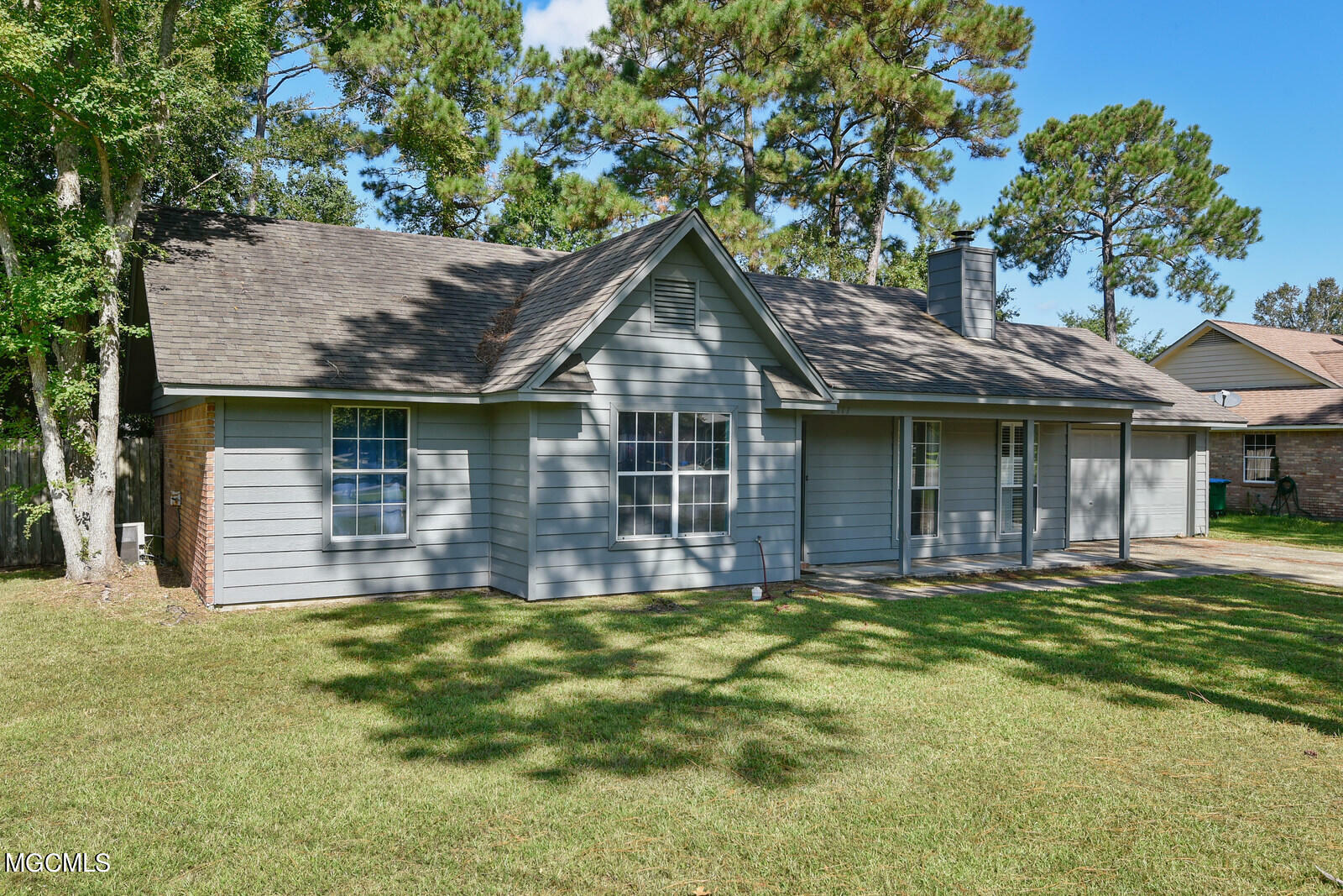 Property Photo:  2117 Dolphin Drive  MS 39553 