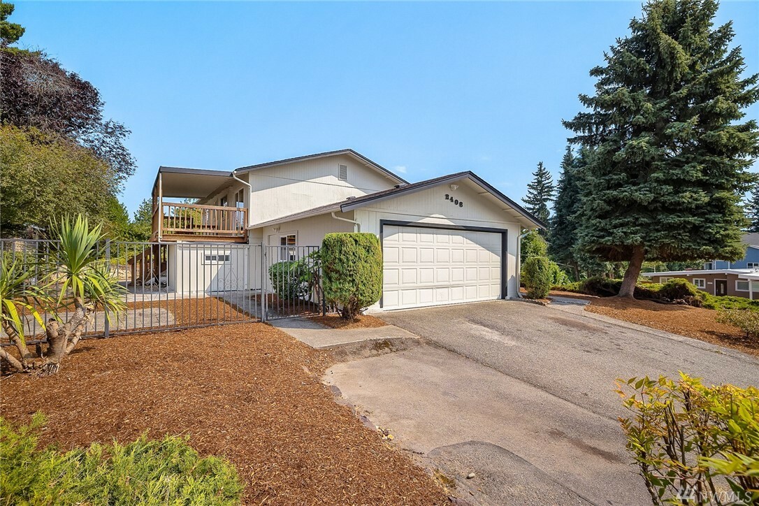 Property Photo:  2406 Monterey Ave NE  WA 98056 