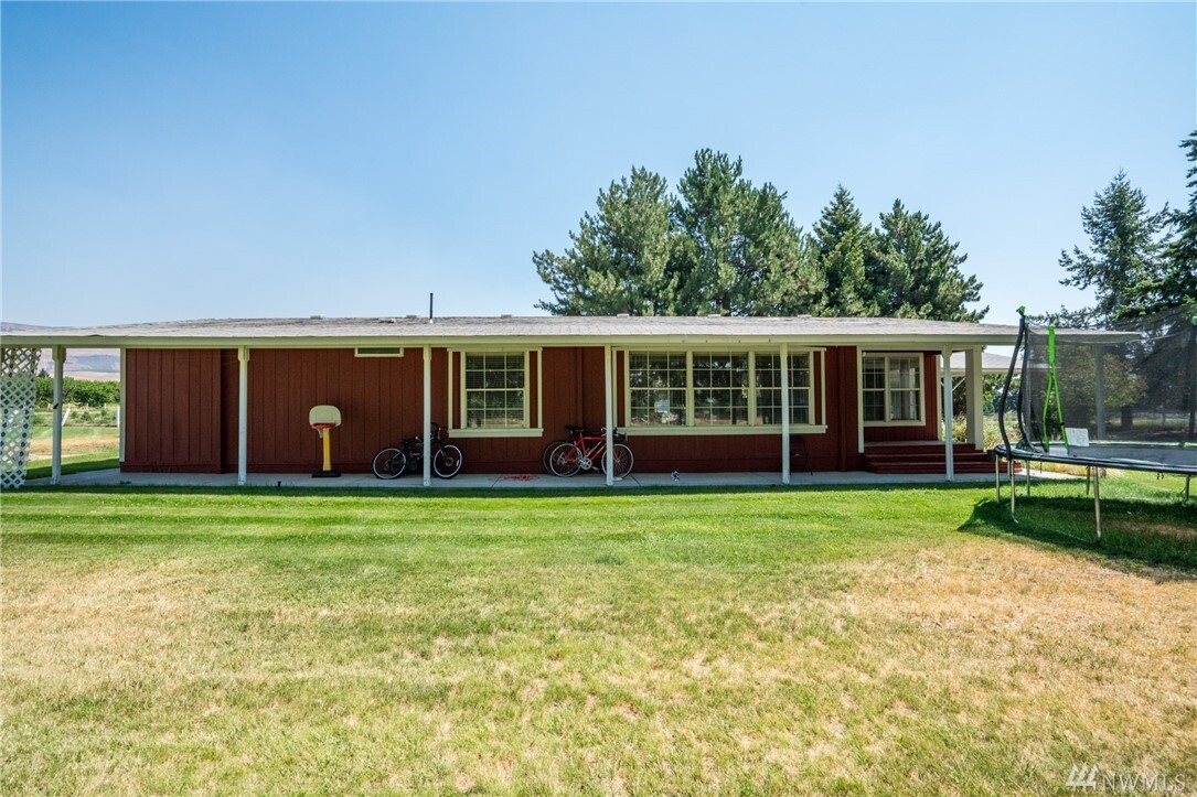 Property Photo: 410 N Perry Ave WA 98802