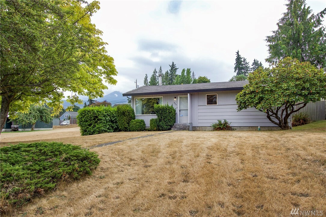 Property Photo:  924 W 13th St  WA 98363 