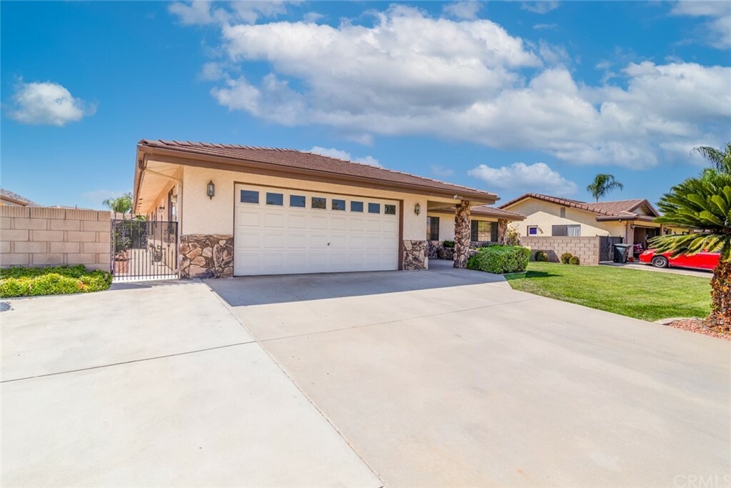 Property Photo: 786 Chardonnay Place CA 92544