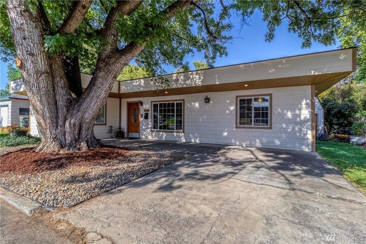 Property Photo:  1021 Davis St  OR 97862 