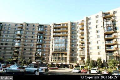 Property Photo: 8360 Greensboro 902 VA 22102