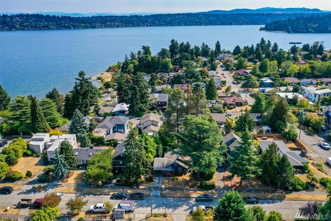 Property Photo:  4020 47th Ave S  WA 98118 