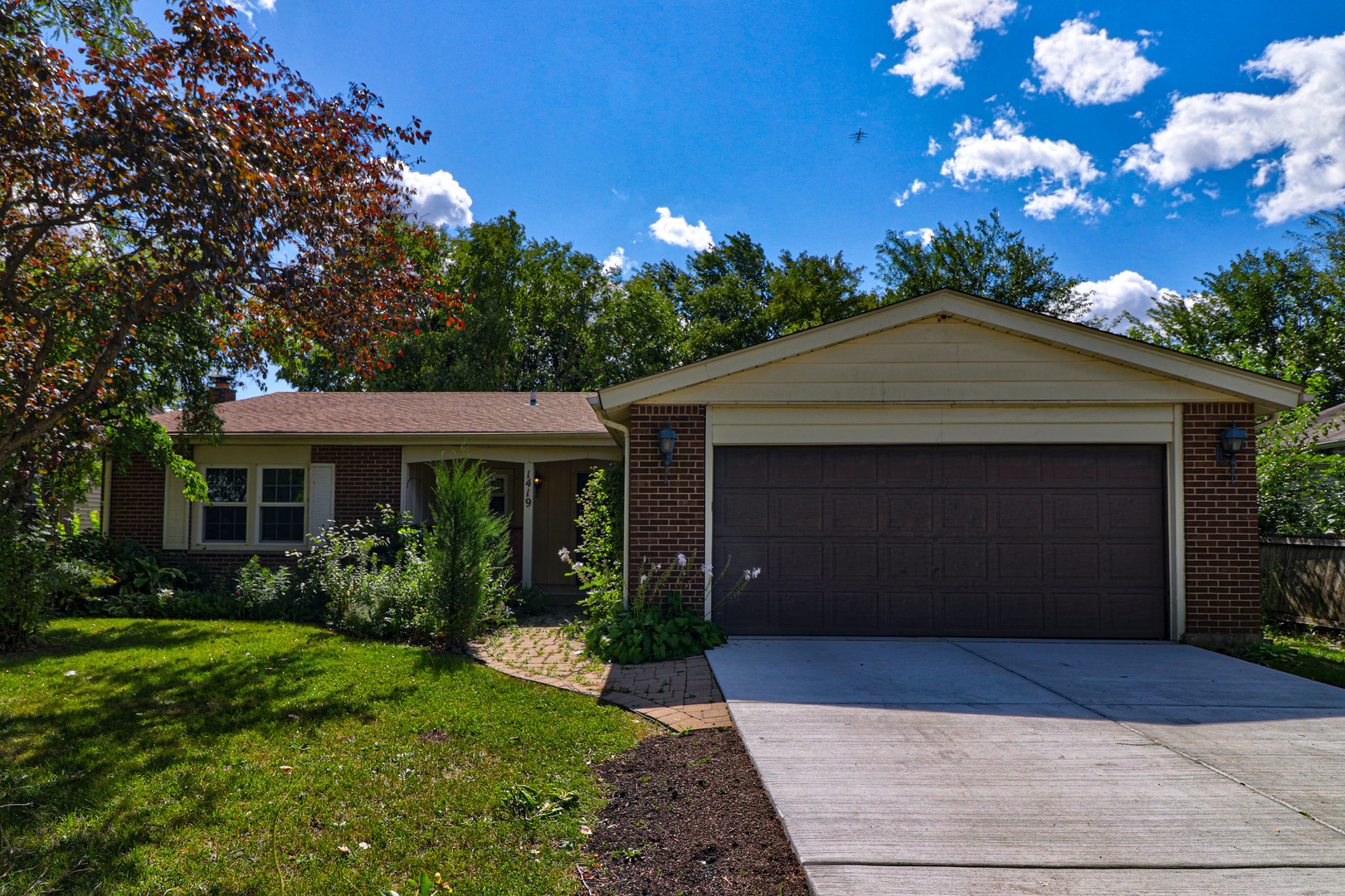 Property Photo: 1419 Mill Creek Drive IL 60089