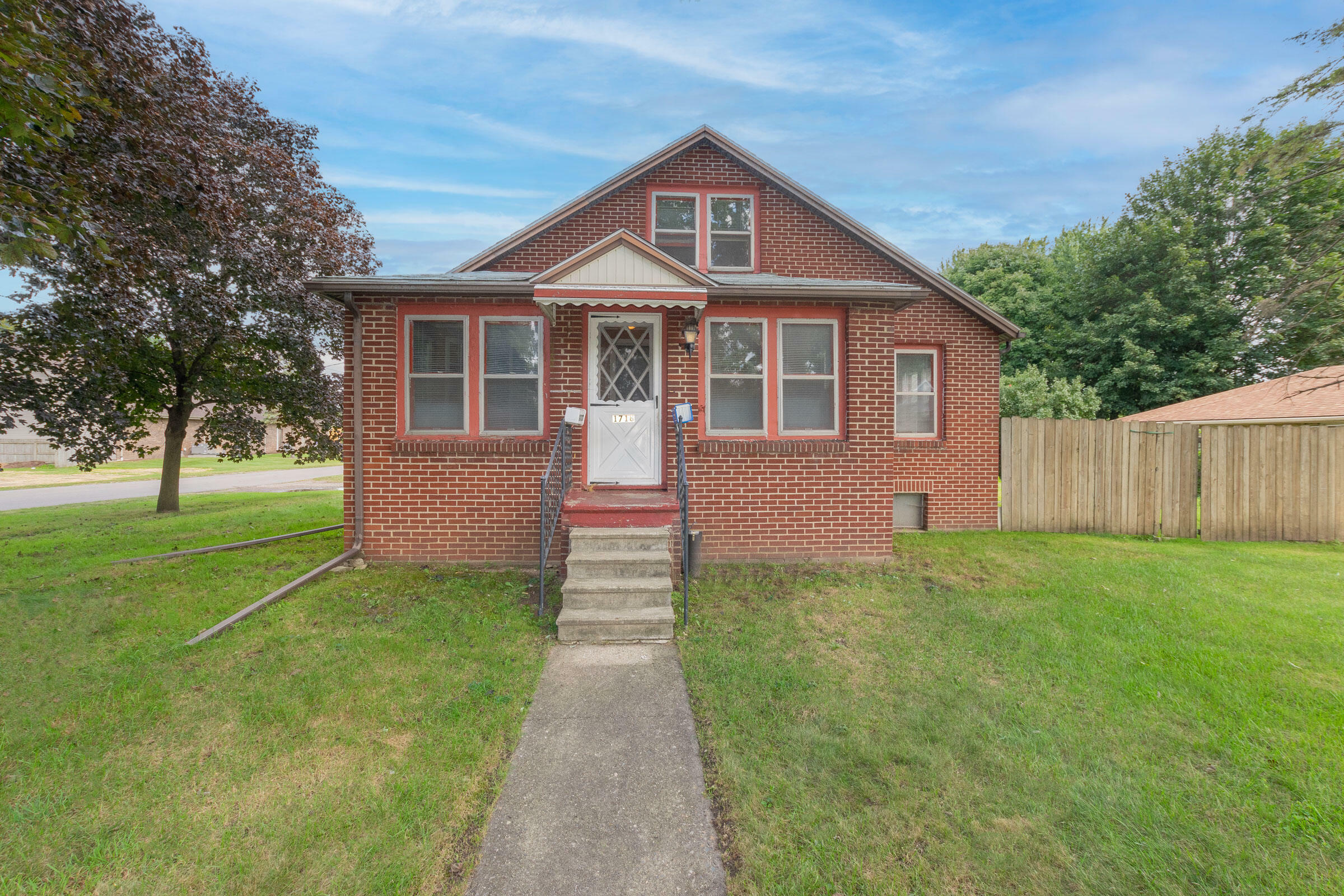 Property Photo:  1718 W Washington Avenue  MI 49203 