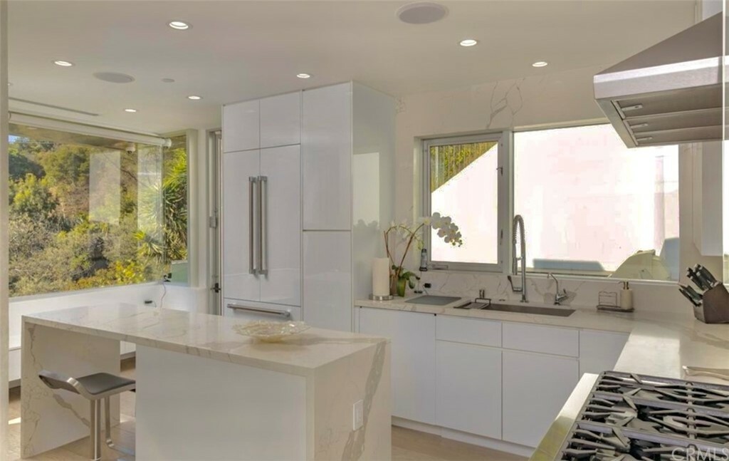 Property Photo:  1700 Benedict Canyon Drive  CA 90210 