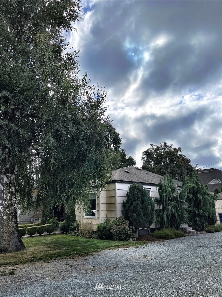 Property Photo: 816 E Victoria Avenue WA 98233