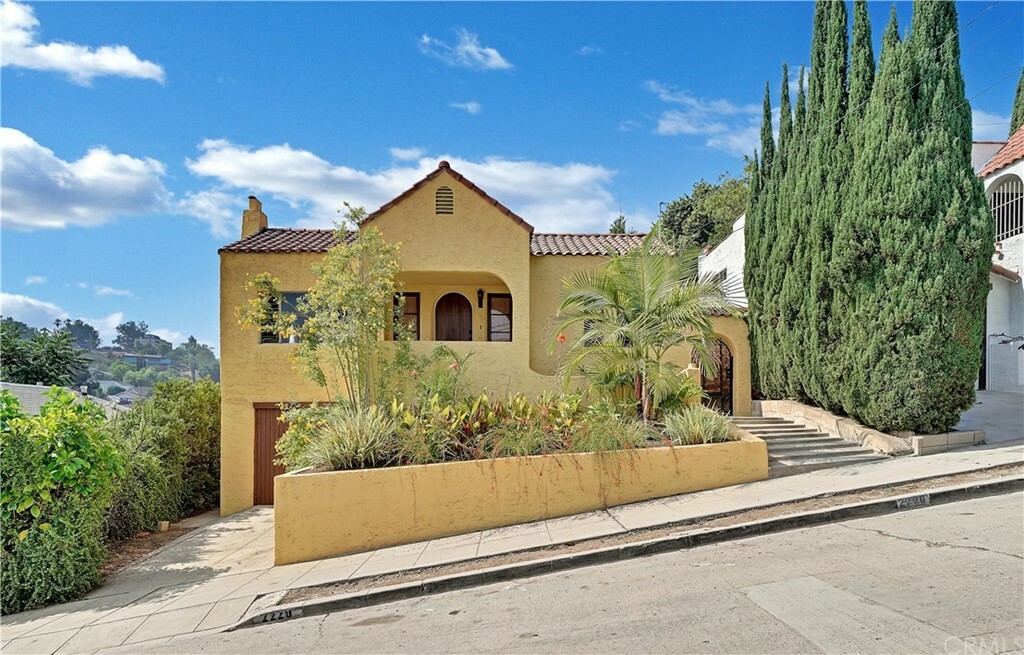 Property Photo:  2220 Oak Glen Place  CA 90039 