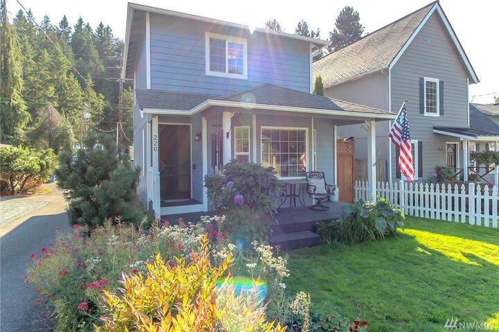 Property Photo:  220 Albert St  WA 98396 