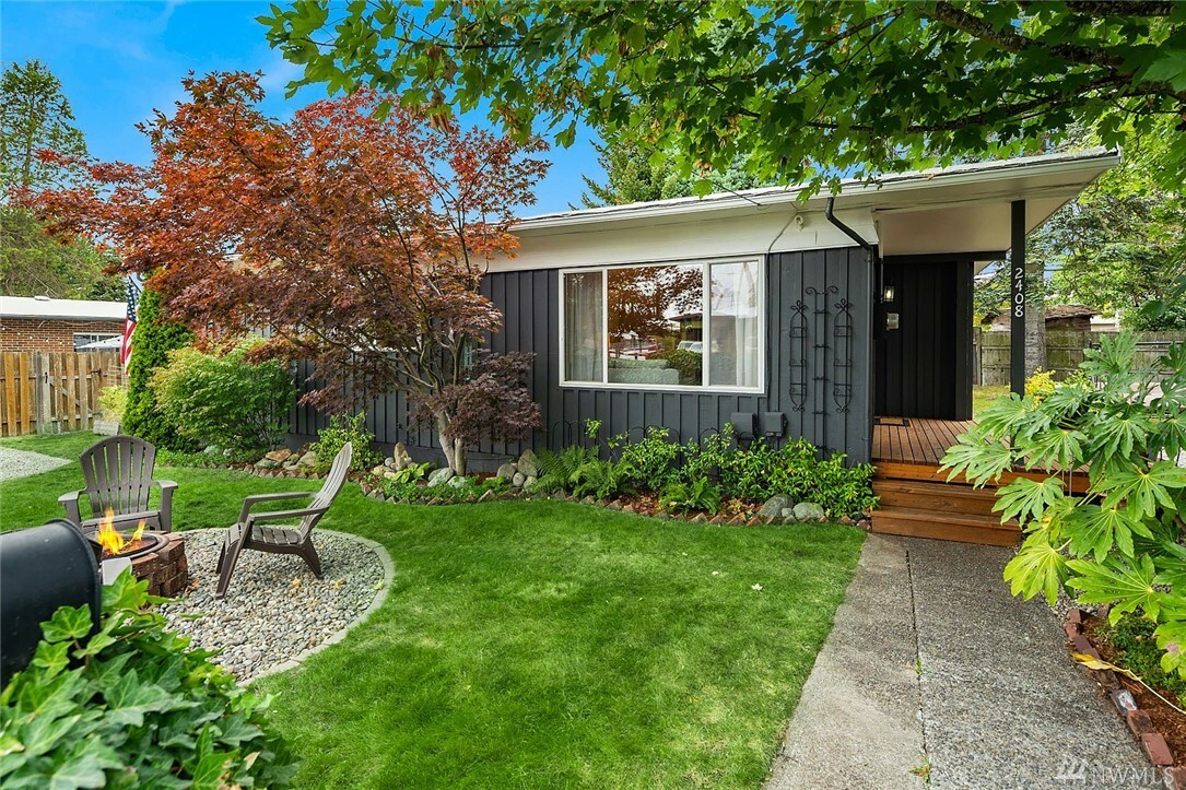 Property Photo:  2408 NE 6th Place  WA 98056 