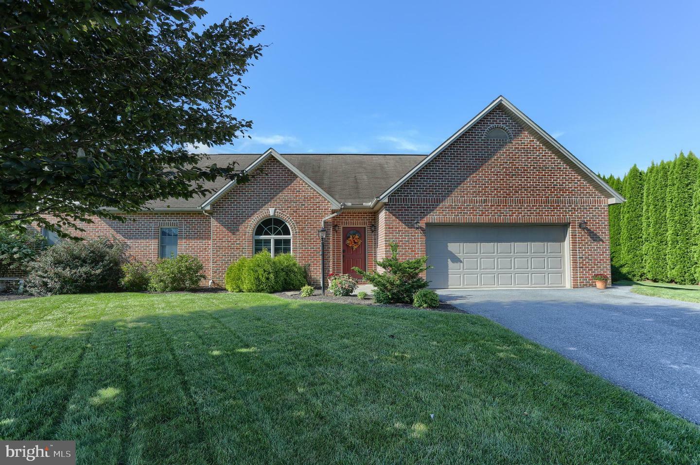 Property Photo: 61 Fairfax Lane PA 17003