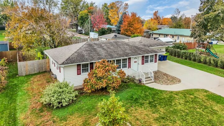 Property Photo:  218 Riverview Drive  IA 52349 