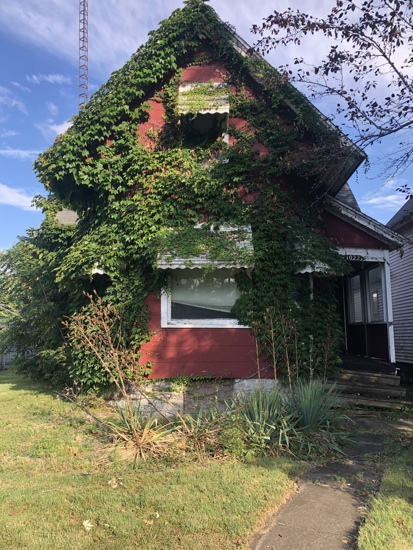 Property Photo:  1022 S East Avenue  IL 60901 