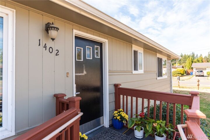 Property Photo: 1402 Fowler St WA 98273