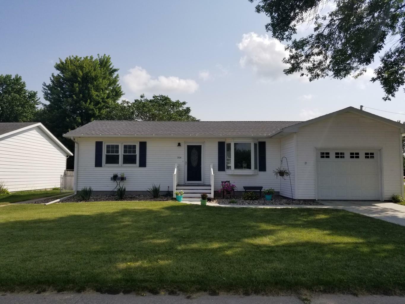 Property Photo:  304 Maple Street  IA 50248 