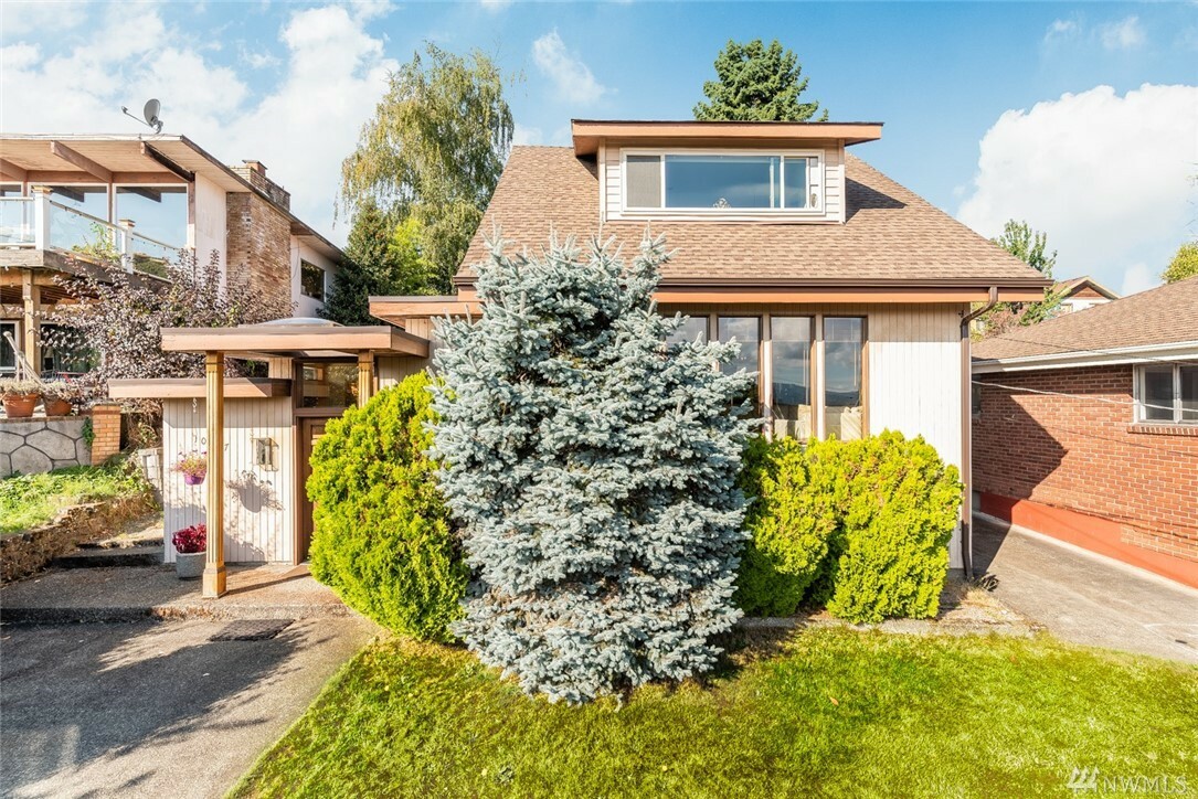 Property Photo: 10227 65th Ave S WA 98178