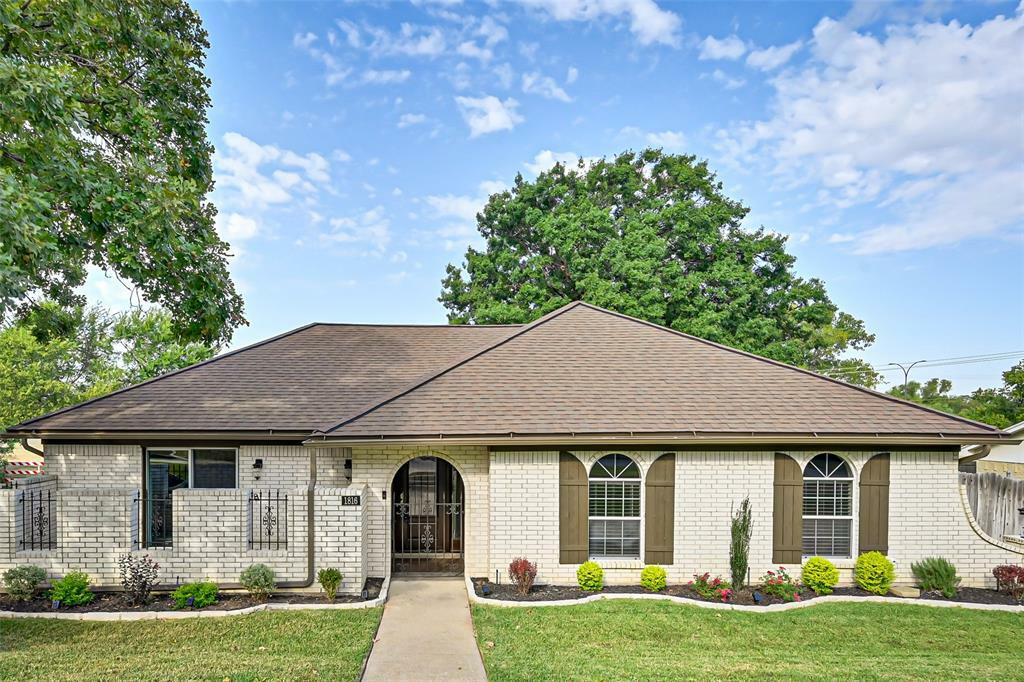 Property Photo:  1816 Old Oak Drive  TX 76012 