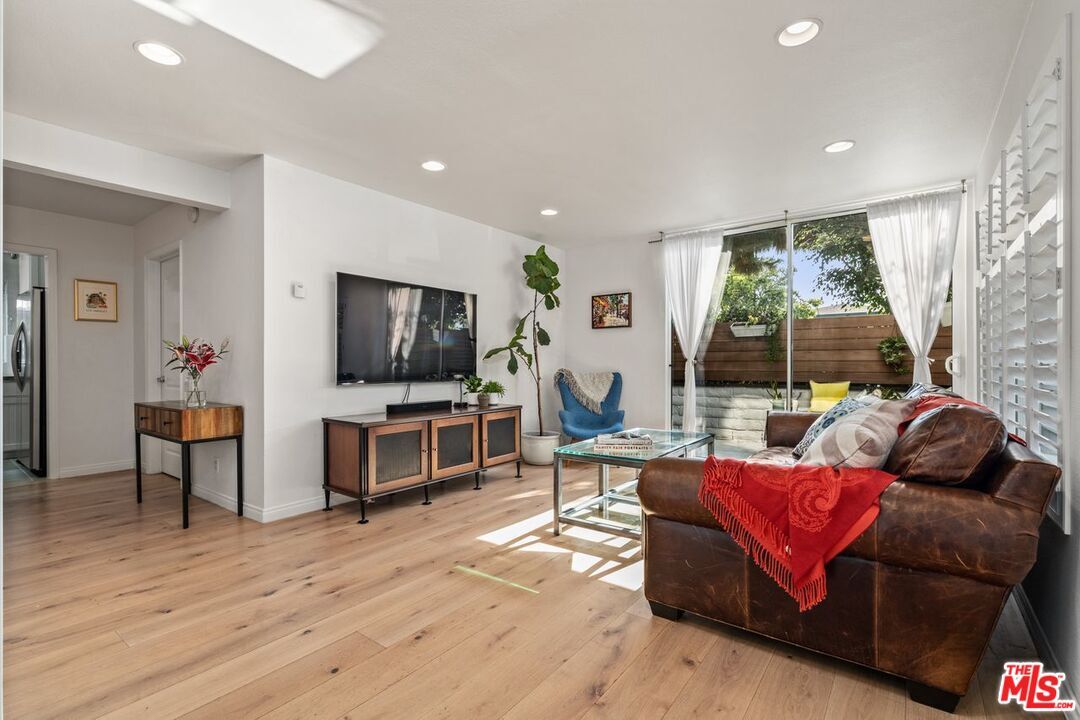 Property Photo:  1431   Stanford St 1  CA 90404 