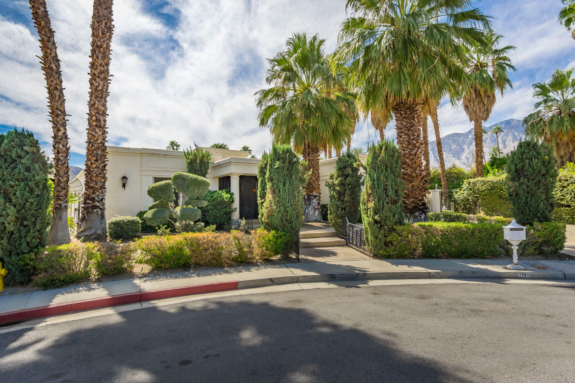 Property Photo: 1591 S San Mateo Drive CA 92264