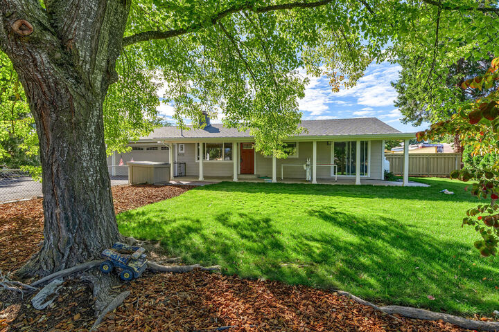 6221 McLoughlin Drive  Central Point OR 97502 photo