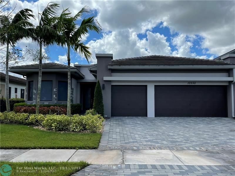 Property Photo:  10550 S Lago Vista Cir  FL 33076 