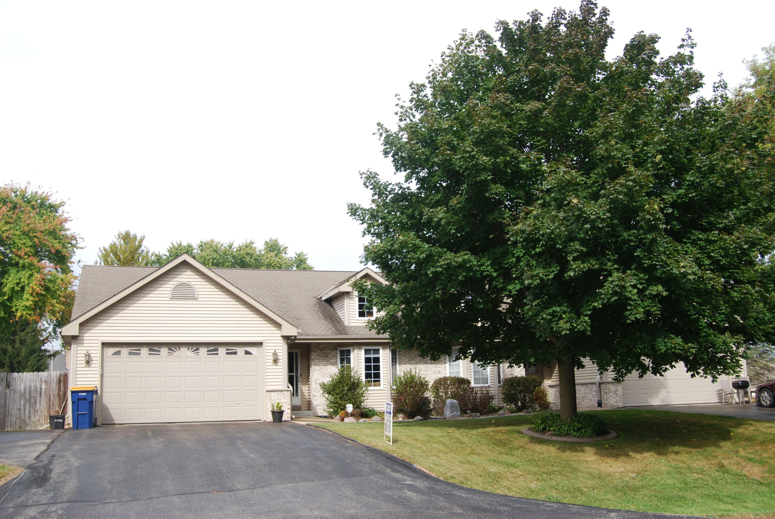 Property Photo:  504 Steeple View Rd  WI 53095 