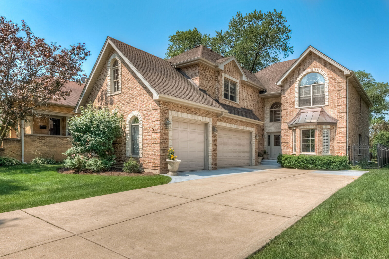 Property Photo:  464 N Evergreen Avenue  IL 60126 