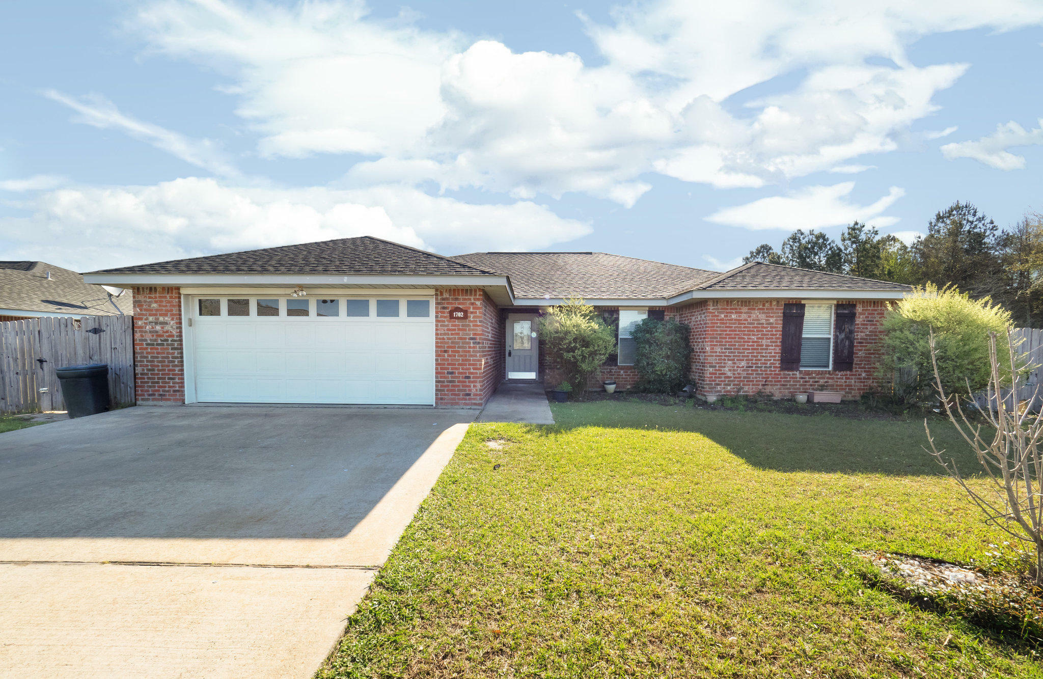 Property Photo:  1702 Briarwood St  LA 70634 