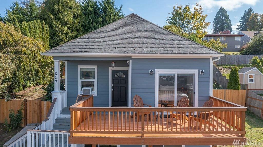 Property Photo:  802 Cedar Ave S  WA 98057 