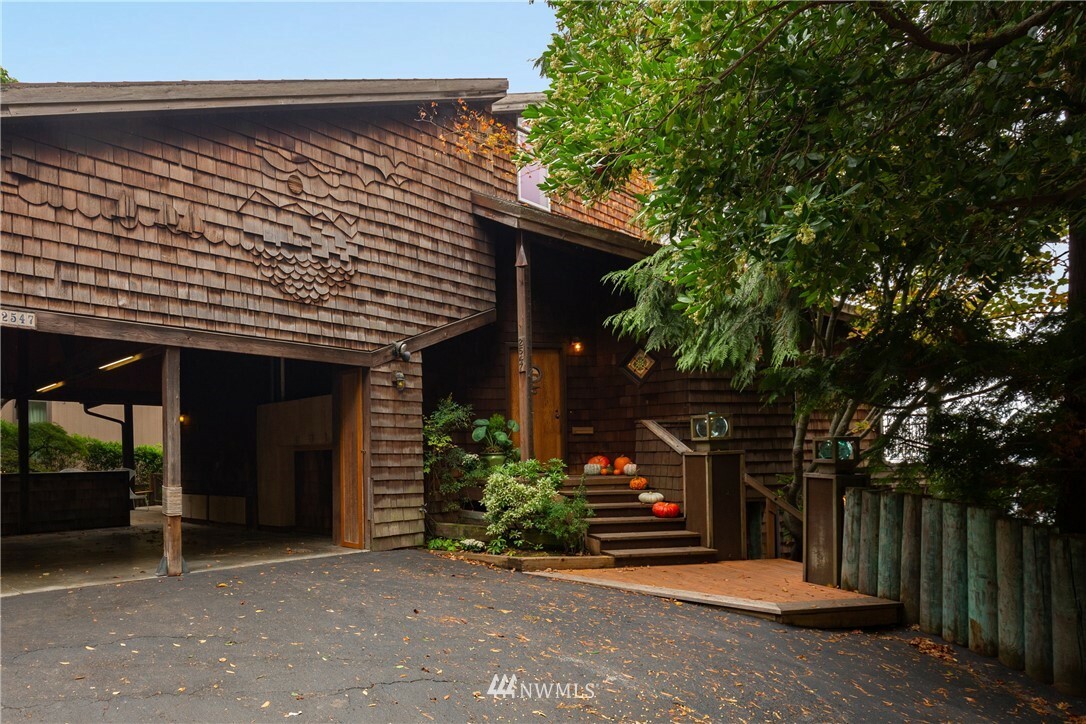Property Photo: 2547 Perkins Lane W WA 98199