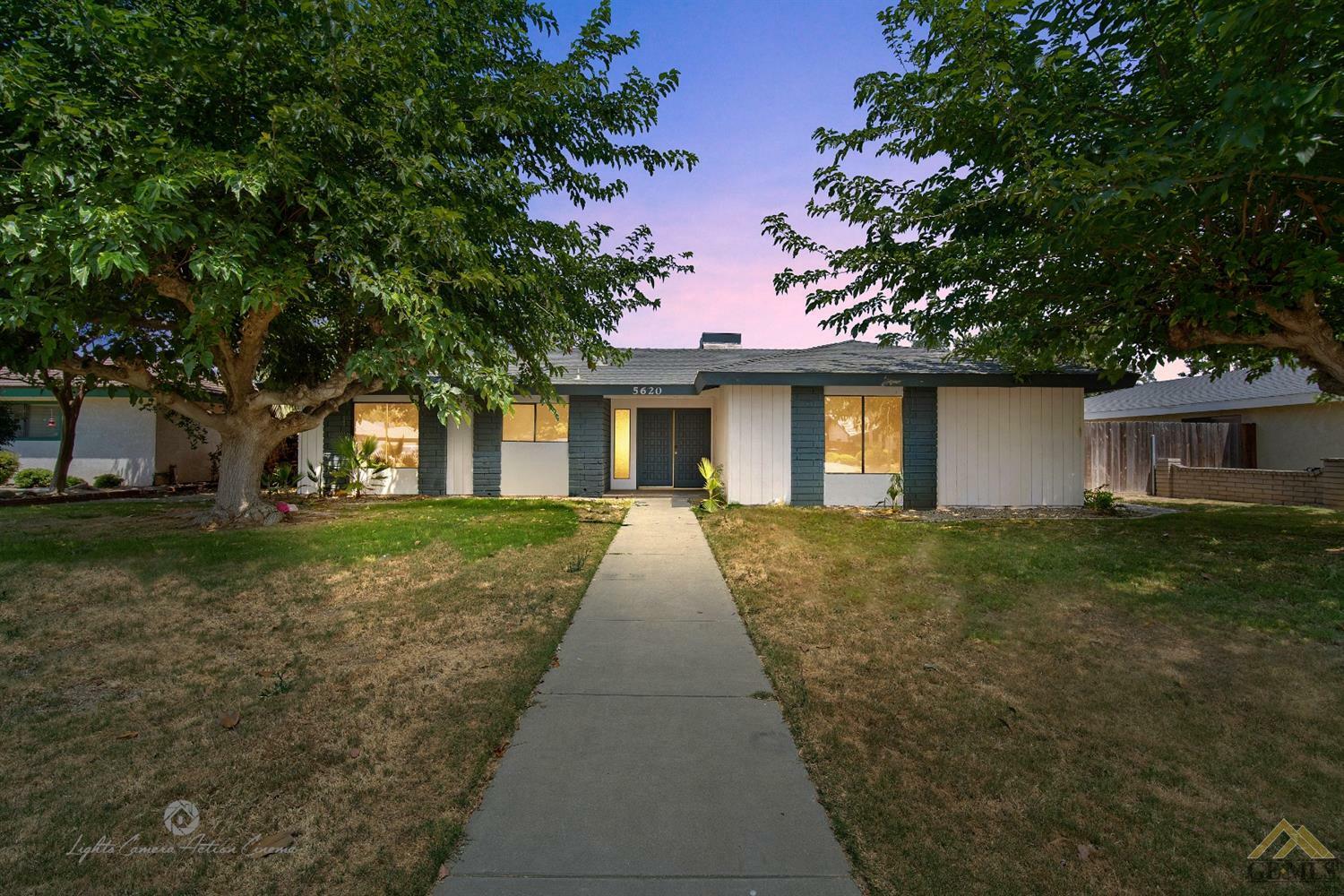 Property Photo:  5620 Patton Way  CA 93308 