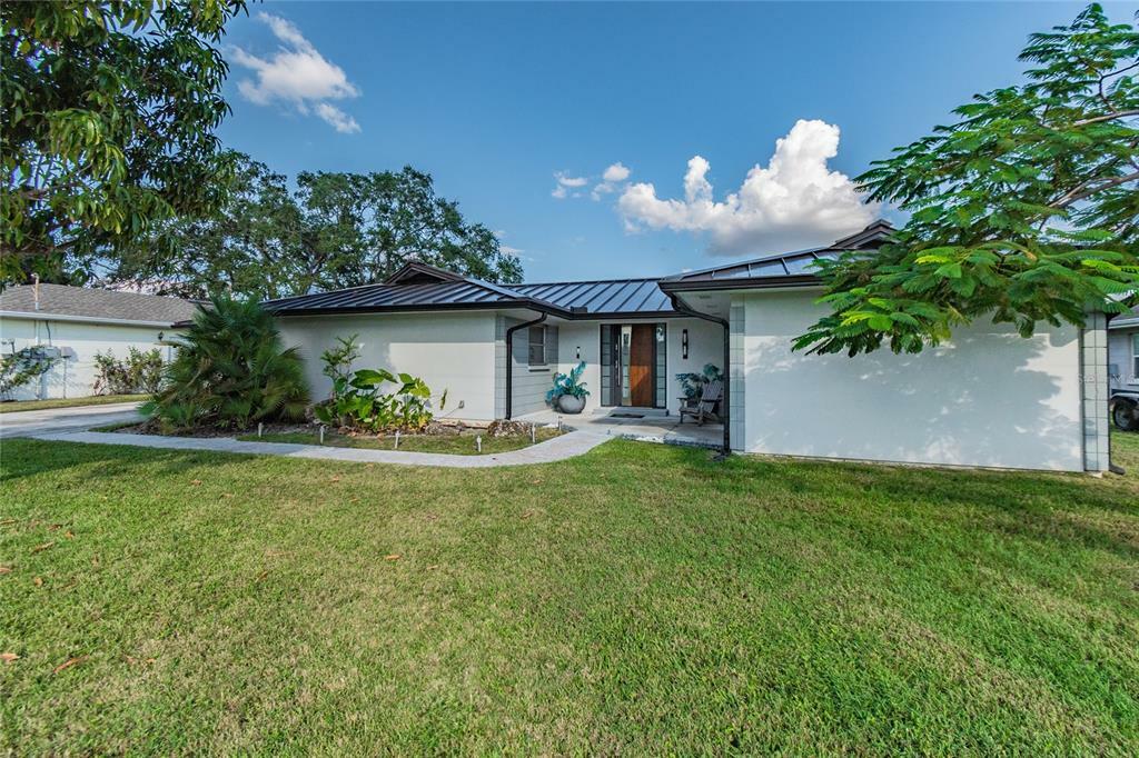 Property Photo:  3915 Fontainebleau Drive  FL 33634 