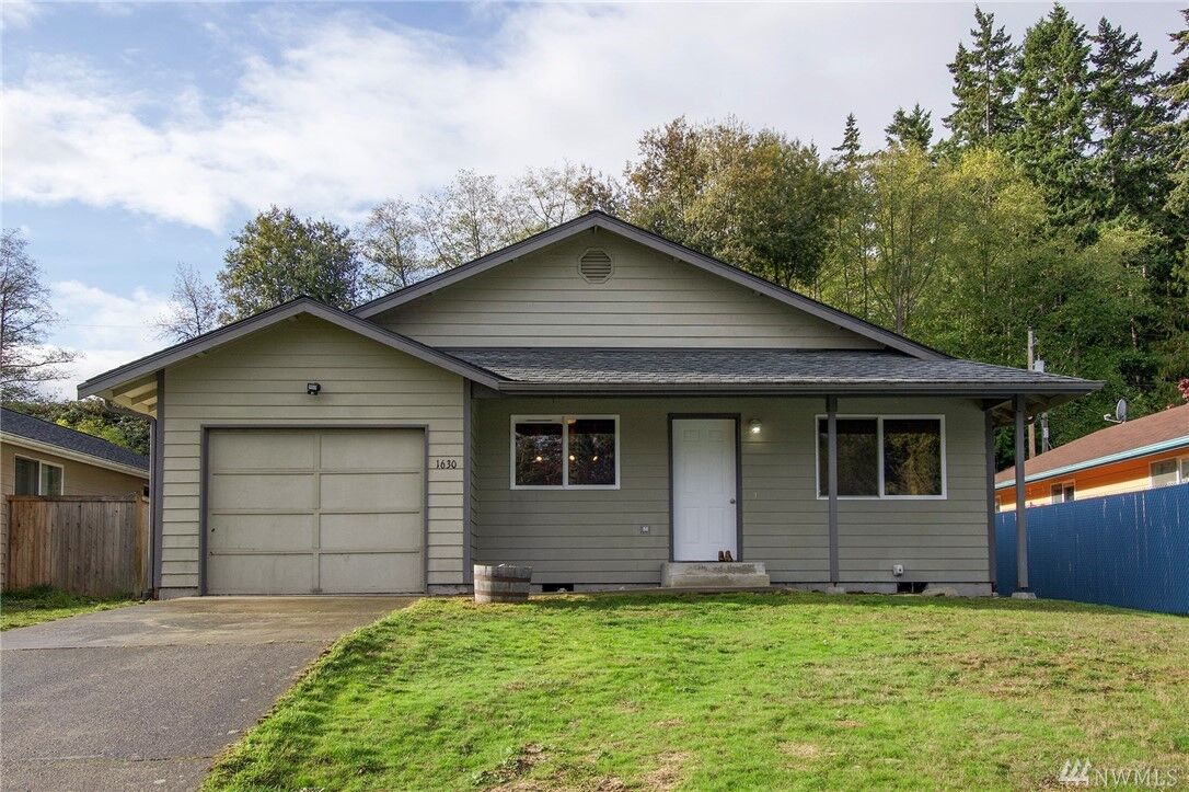 Property Photo: 1630 W 15th St WA 98363