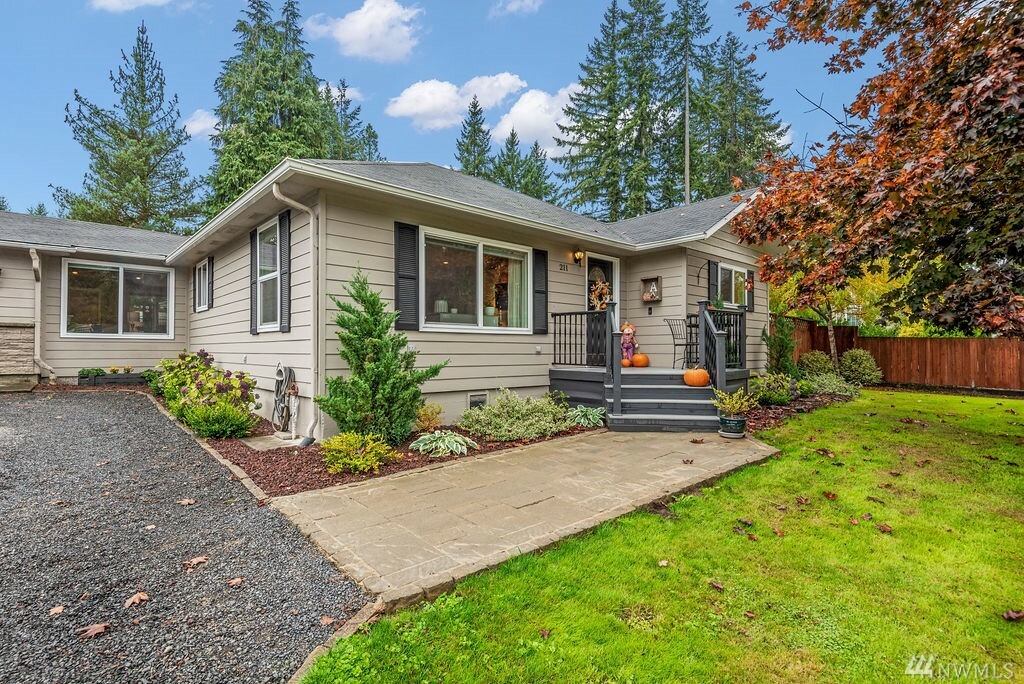 Property Photo:  211 Beacon Hill Dr  WA 98632 