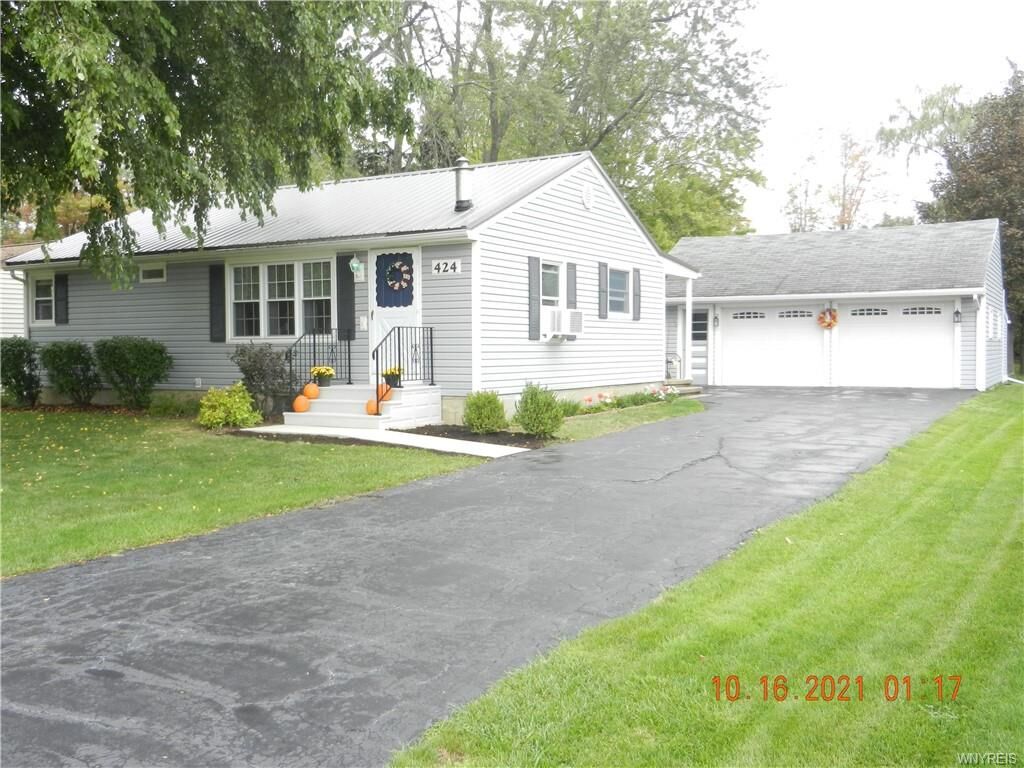 Property Photo:  424 Sunset Drive  NY 14075