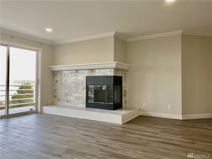 Property Photo: 1028 Lakeview Blvd E 10 WA 98102