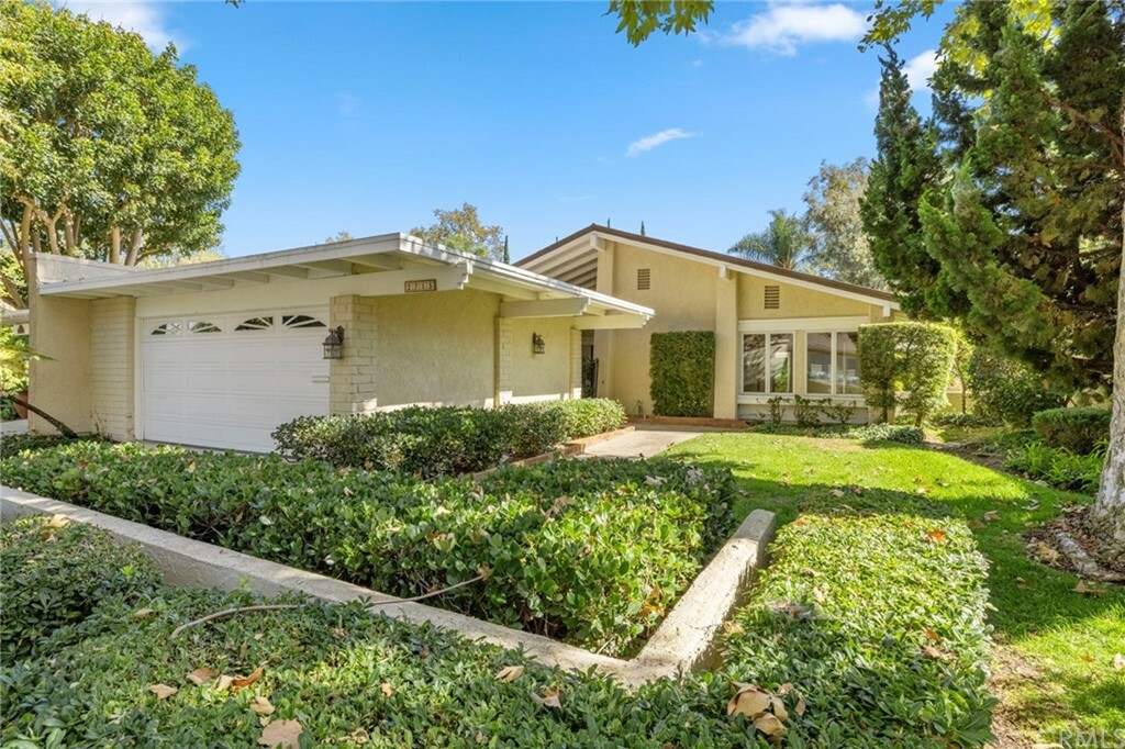 Property Photo: 2715 Vista Umbrosa CA 92660