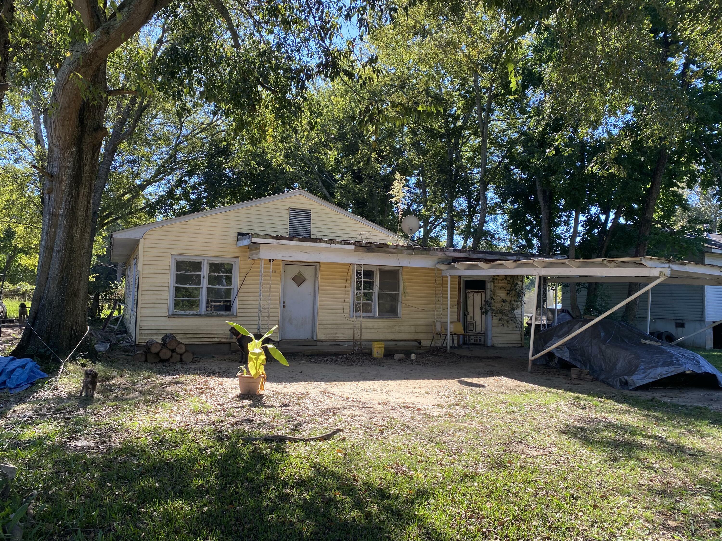 Property Photo:  2714 7th Ave N  MS 39701 