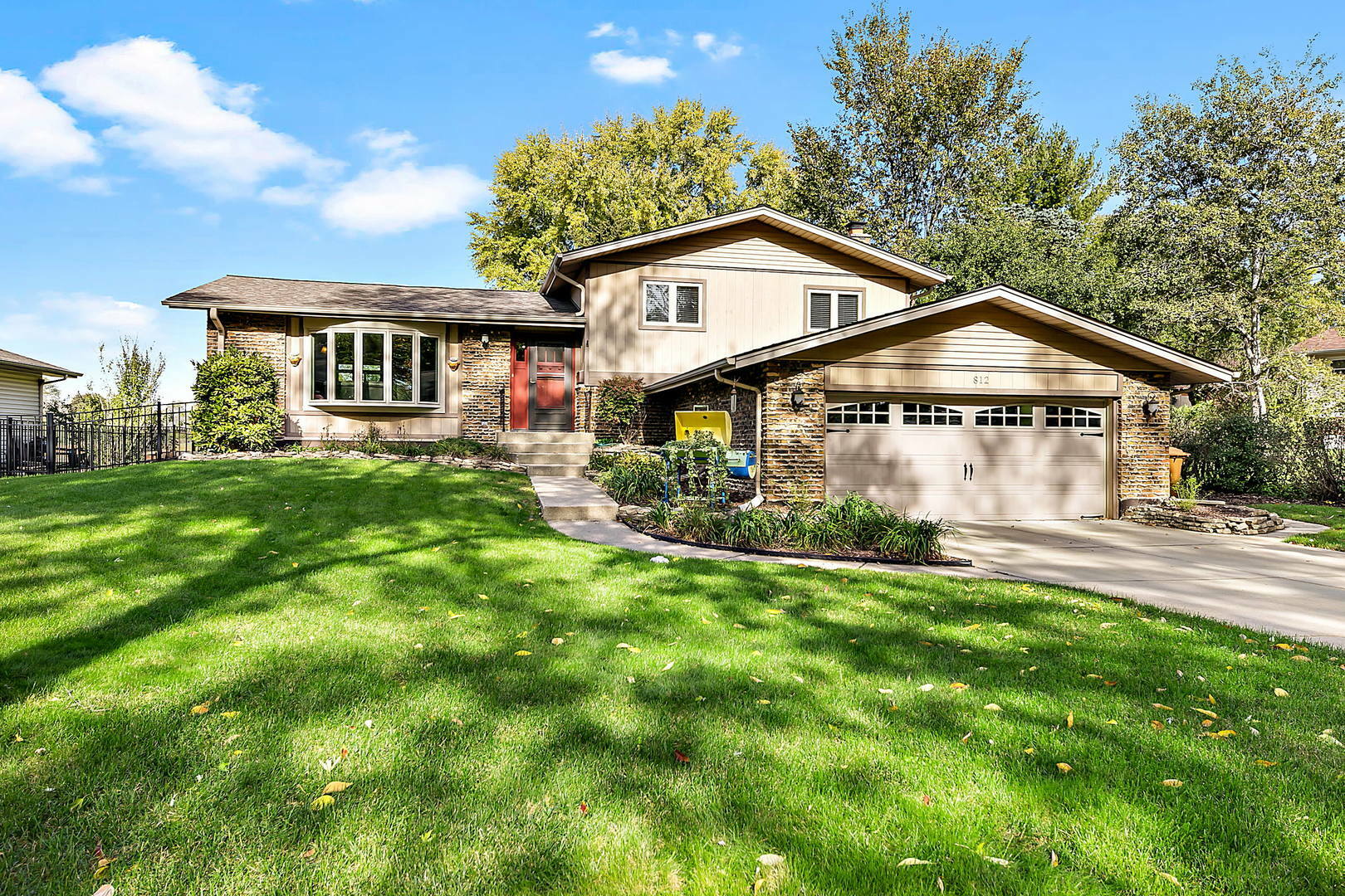 Property Photo: 812 Bonnie Brae Drive IL 60516