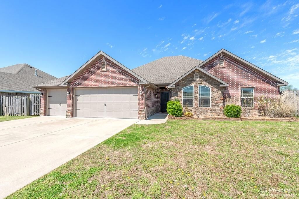 Property Photo: 4564 W Tupelo Way AR 72704
