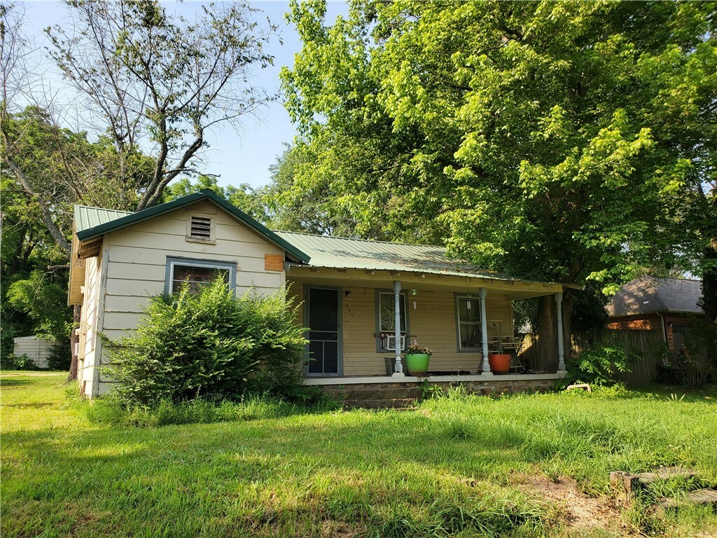 Property Photo:  206 W Parks Street  AR 72753 