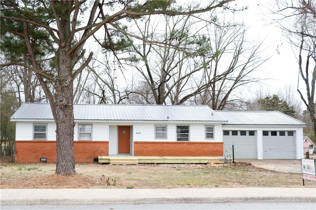 Property Photo:  2221 W Lawson Street  AR 72703 