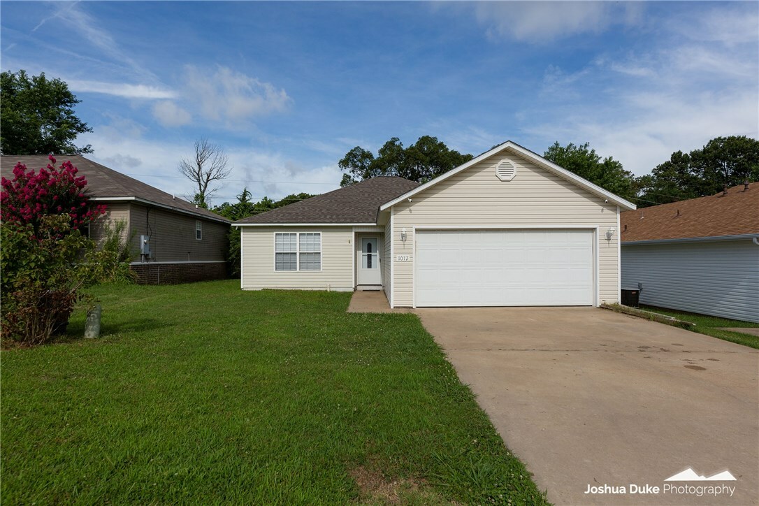 Property Photo:  1012 S E Street  AR 72756 