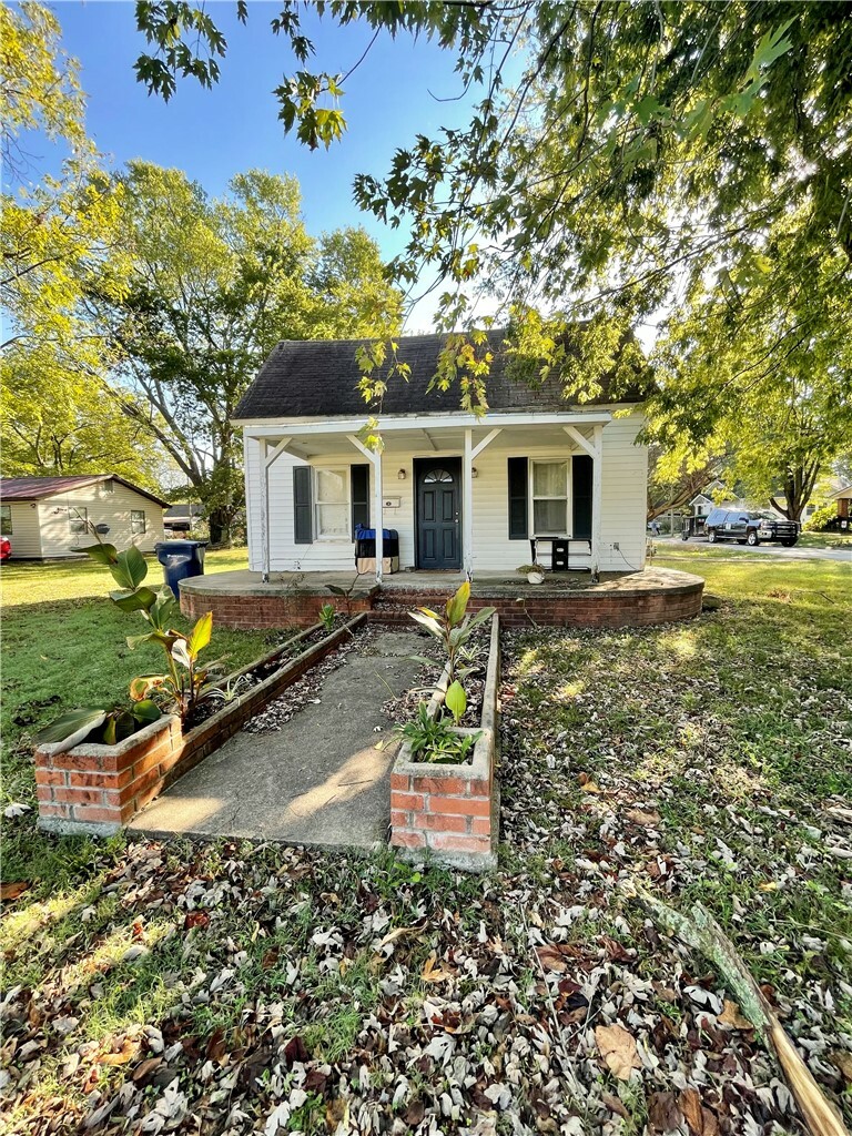 Property Photo:  725 S Madison Street  AR 72761 