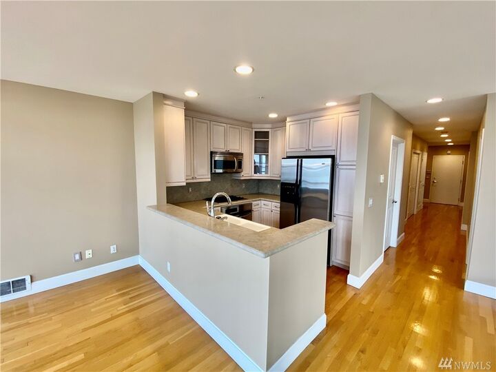 Property Photo: 1338 Alki Ave SW 200 WA 98116