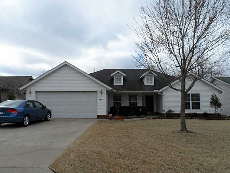 Property Photo: 2547 W Arthur Hart Street AR 72703