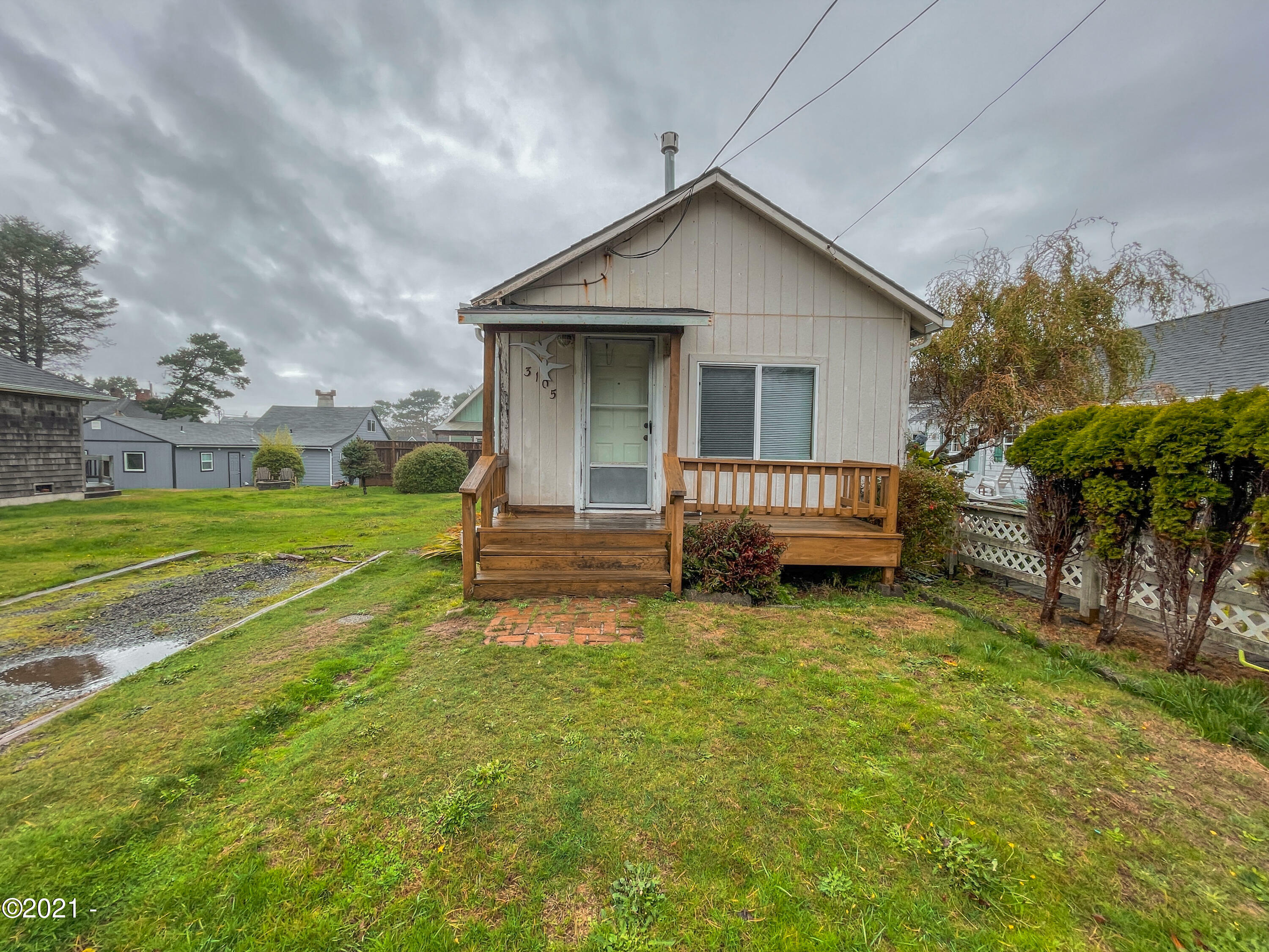 Property Photo:  3105 SW Coast Avenue  OR 97367 