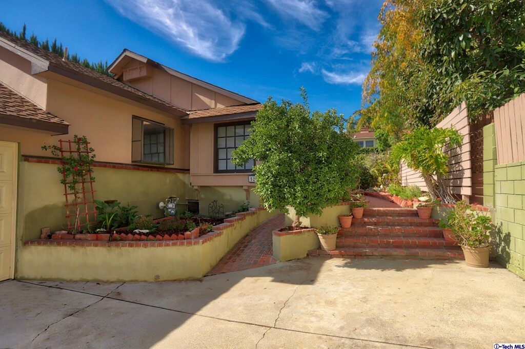 Property Photo:  5203 Pennsylvania Avenue  CA 91214 